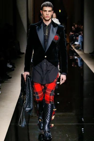 Look 16